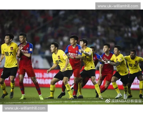 巅峰对垒之红:广州恒大与重庆斯威的绿茵史诗 巅峰对垒之红:广州恒大与重庆斯威的绿茵史诗